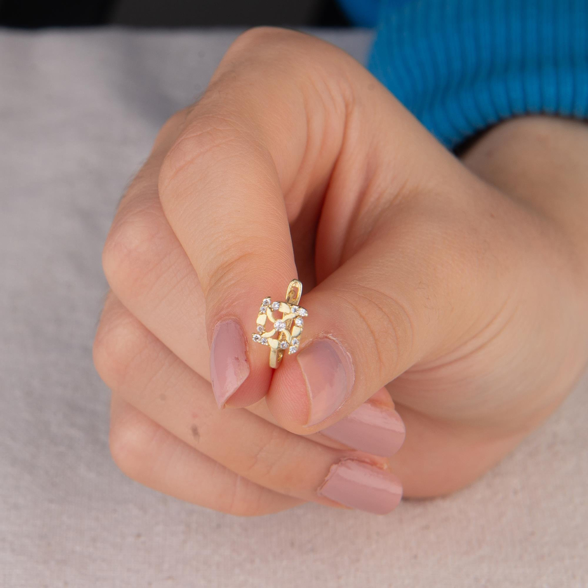 14 Ayar J Model Taşlı Altın Çiçek Küpe