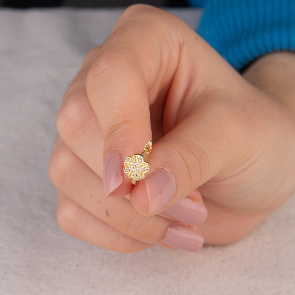 14 Ayar J Model Taşlı Altın Yıldız Küpe