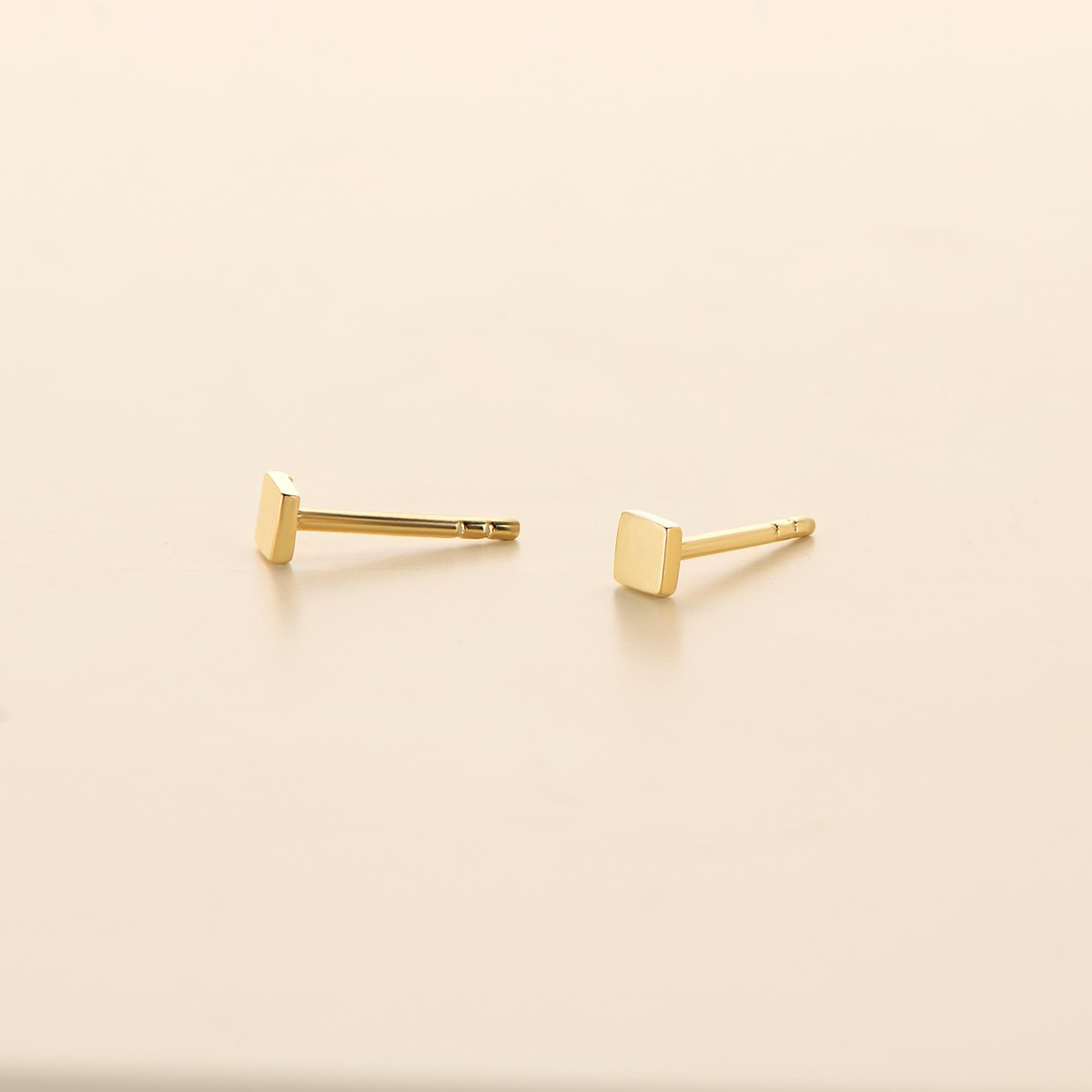 14 Ayar Altın Minik Kare Küpe