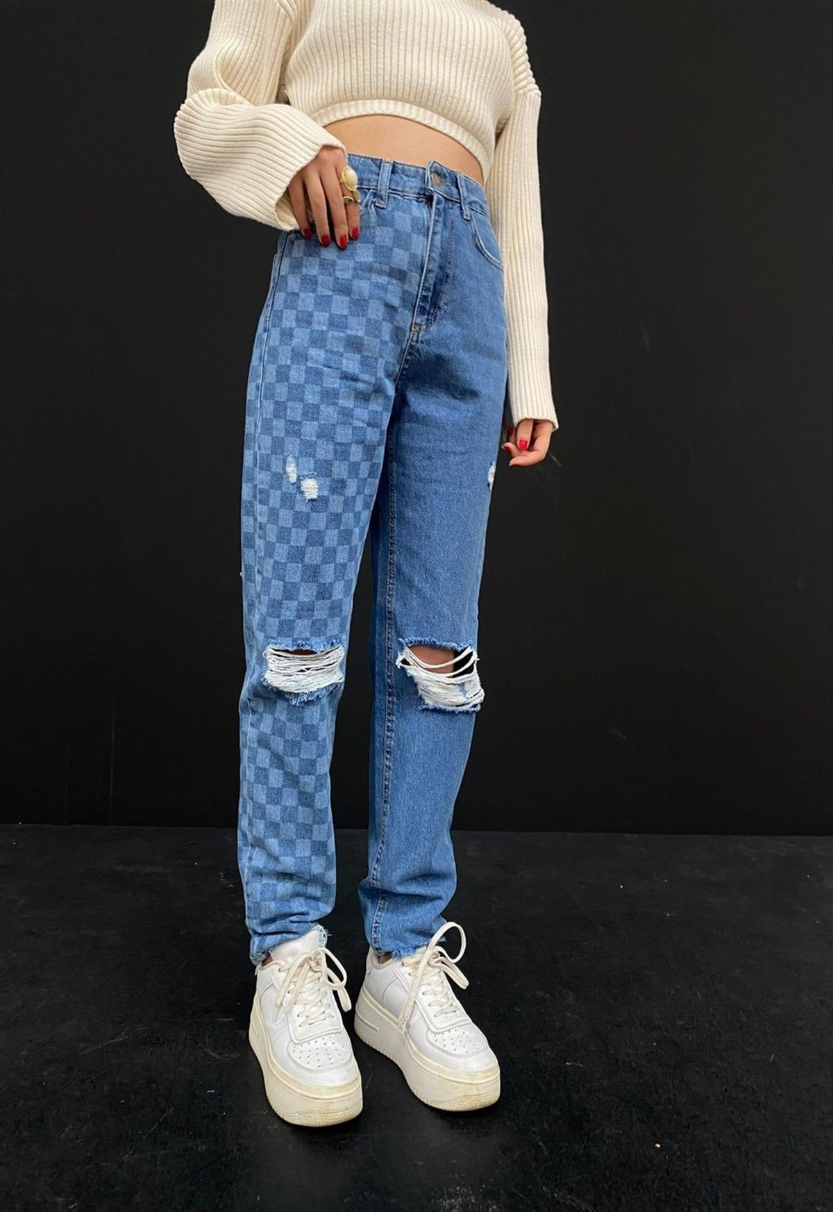 İki Renkli Mavi Kareli Yüksek Bel Yırtık Detaylı Mom Jeans