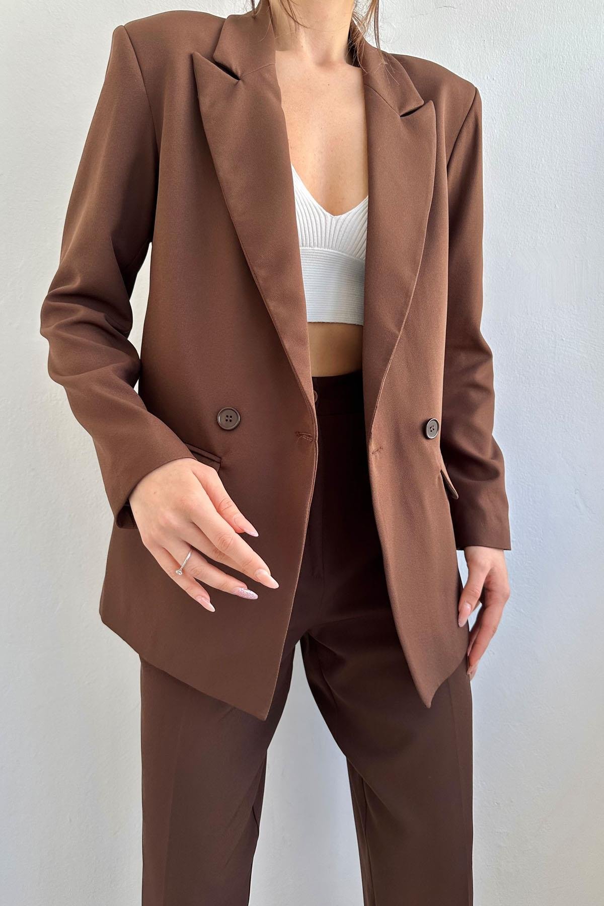 Kahverengi Blazer Ceket ve Havuç Pantolon Takım