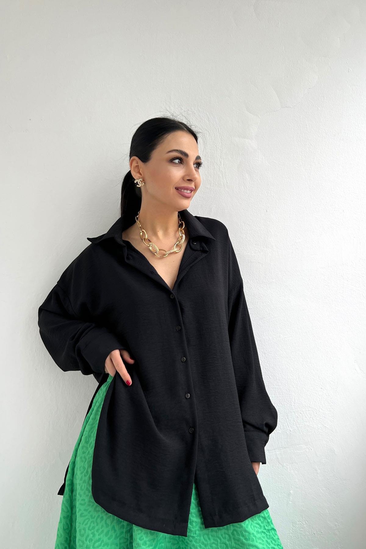 Siyah Yanı Yırtmaç Detaylı Oversize Gömlek
