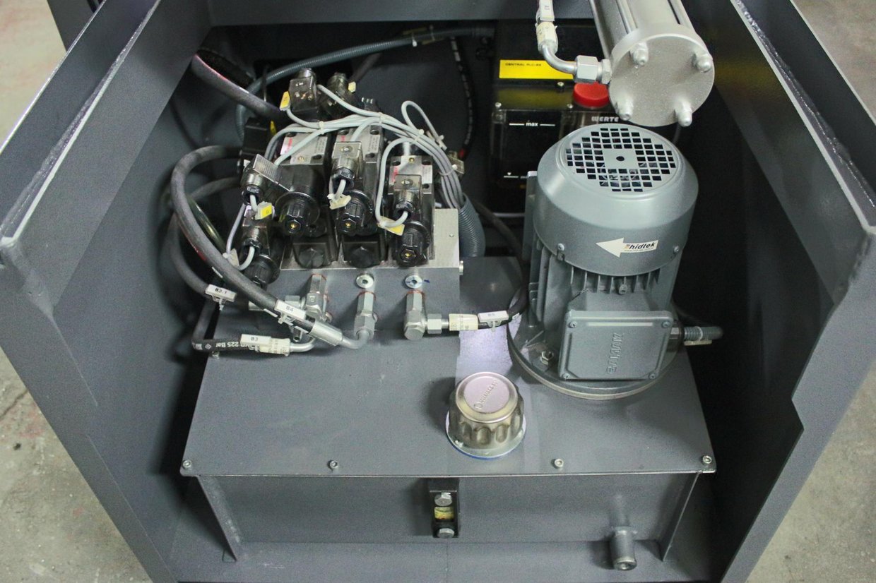 Kesmak KSS350 Servo Sürücülü Düz Kesim Makine
