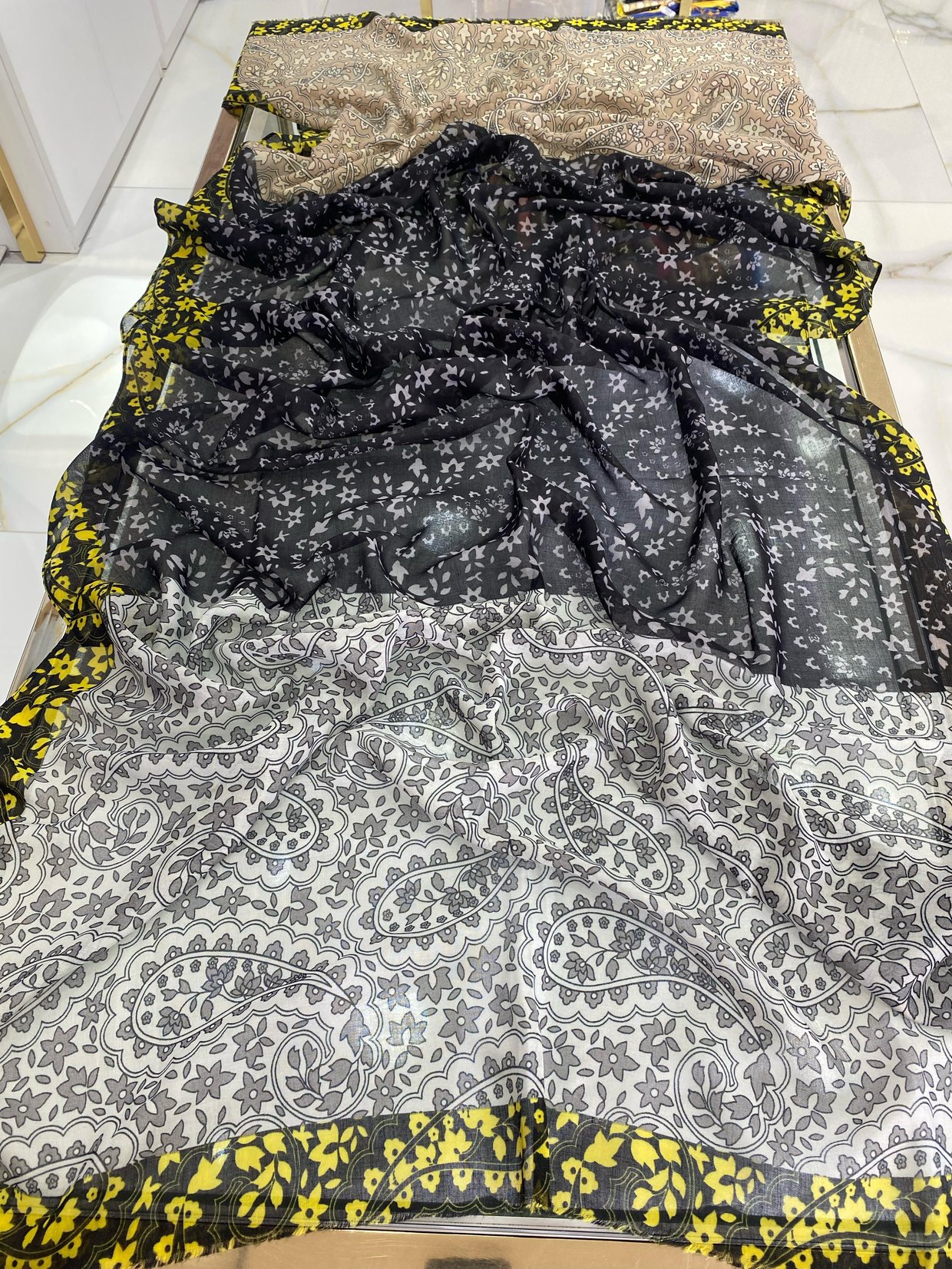 Siyah Gri Etnik ve Floral Desenli Şal