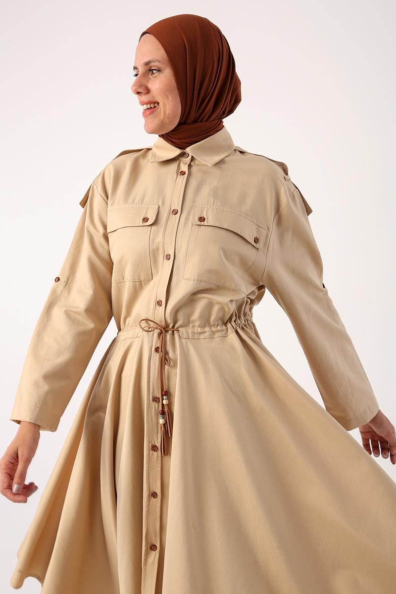 Beige-asymmetrischer Rock und Epauletten-Hemd-Tunika