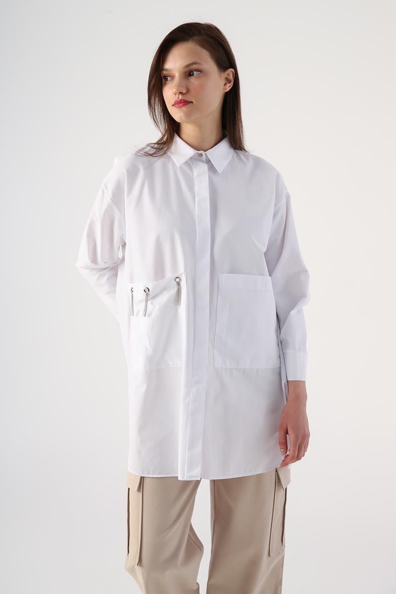 Chemise oversize à œillets et grandes poches blanches