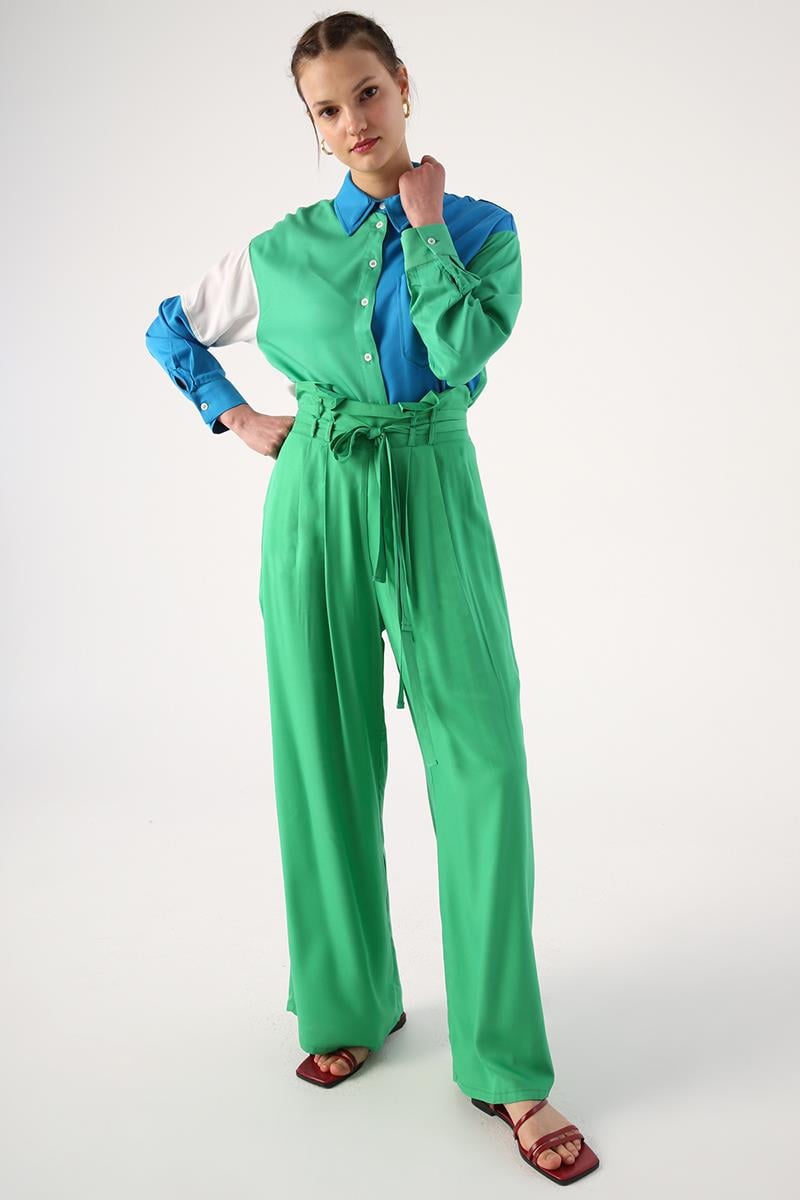Grasgrüne, plissierte Viskosehose mit weitem Bein und elastischem Bund