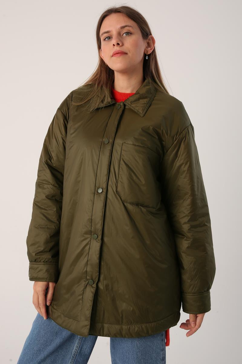Manteau kaki oversize à col chemise boutonné