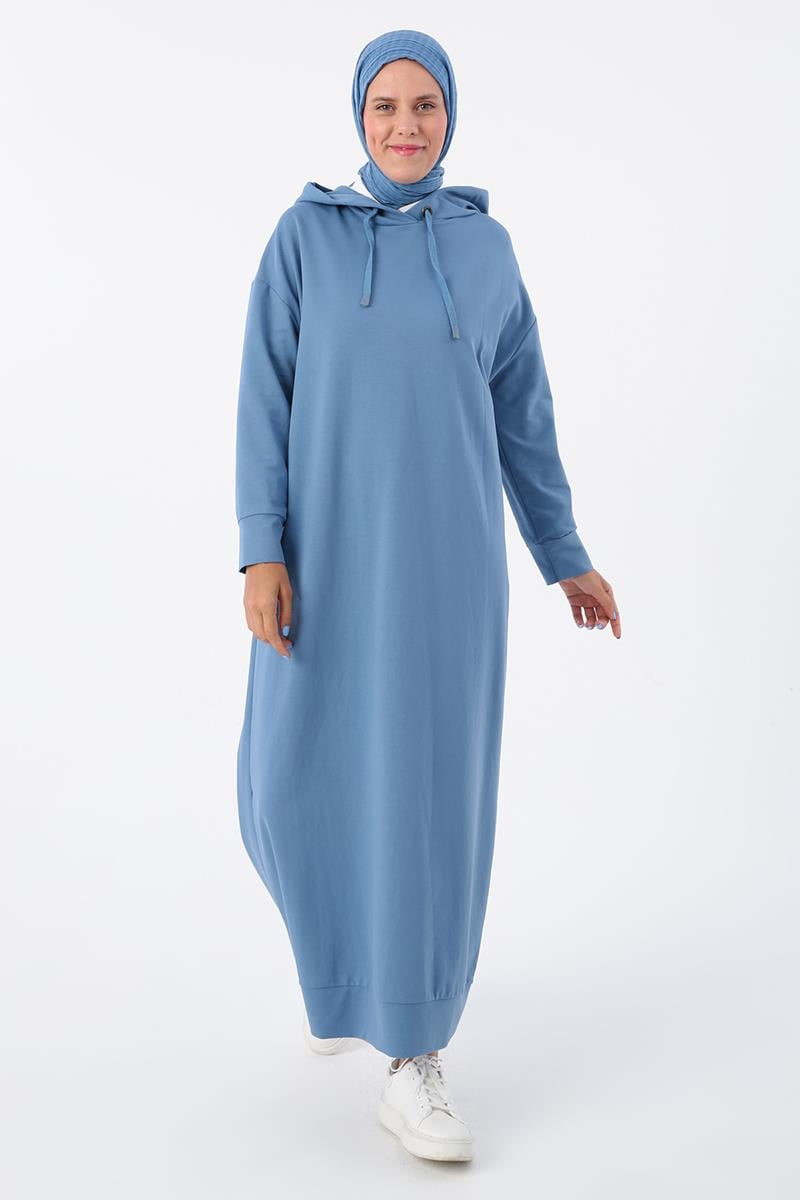 Strickkleid mit blauer Kapuze