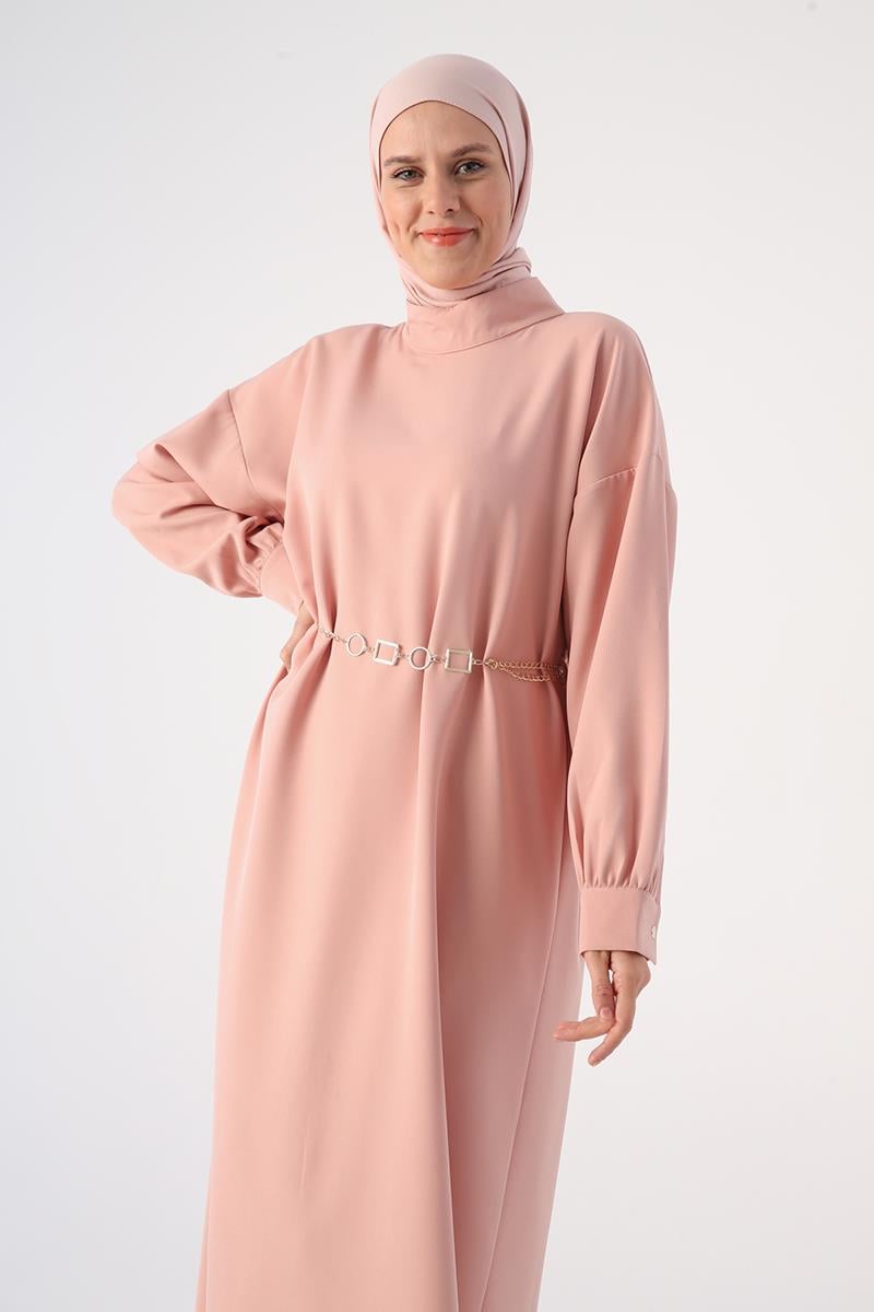 Kleid mit Pudergürtel und ovalen Seitenschlitzen