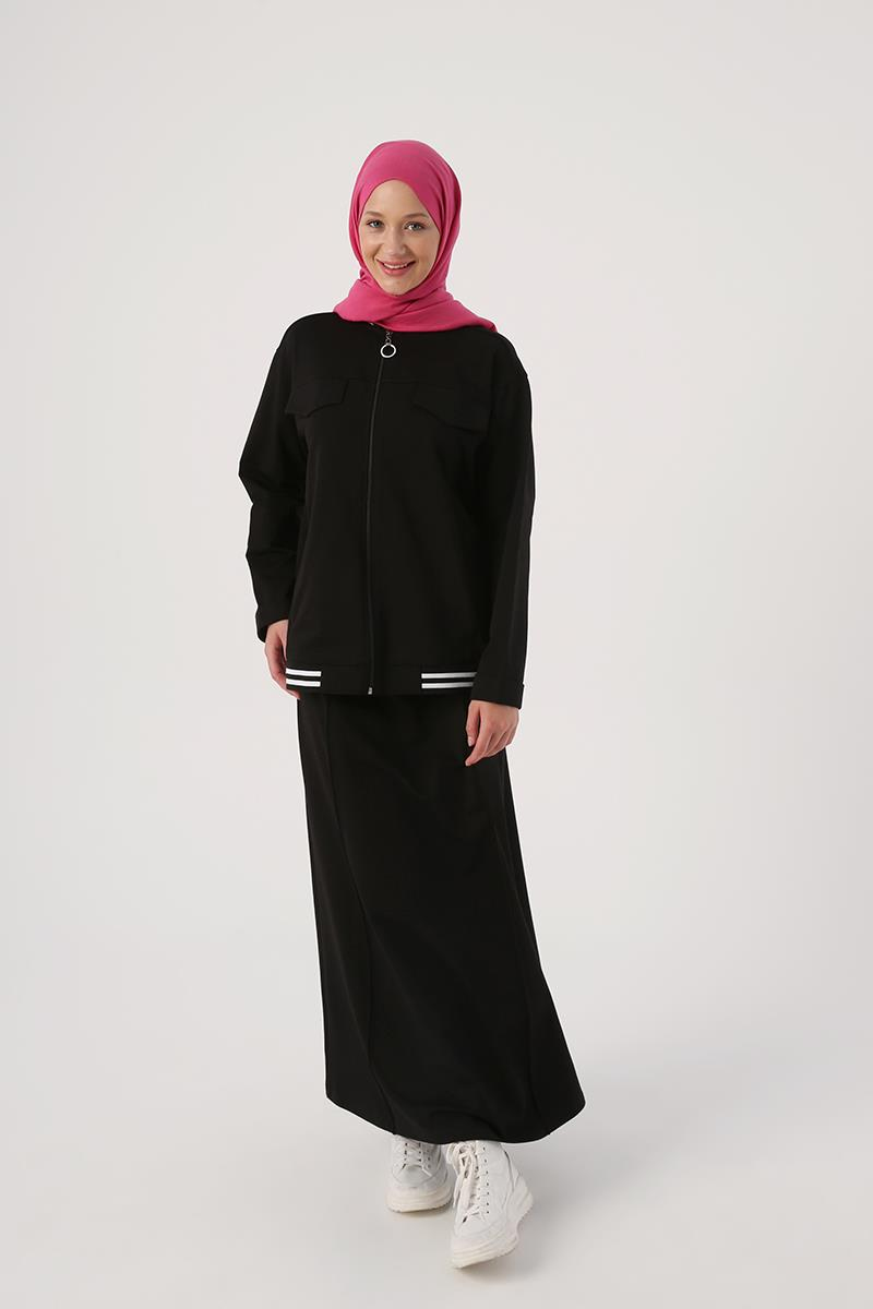 Costume cardigan court avec jupe côtelée à rayures noires