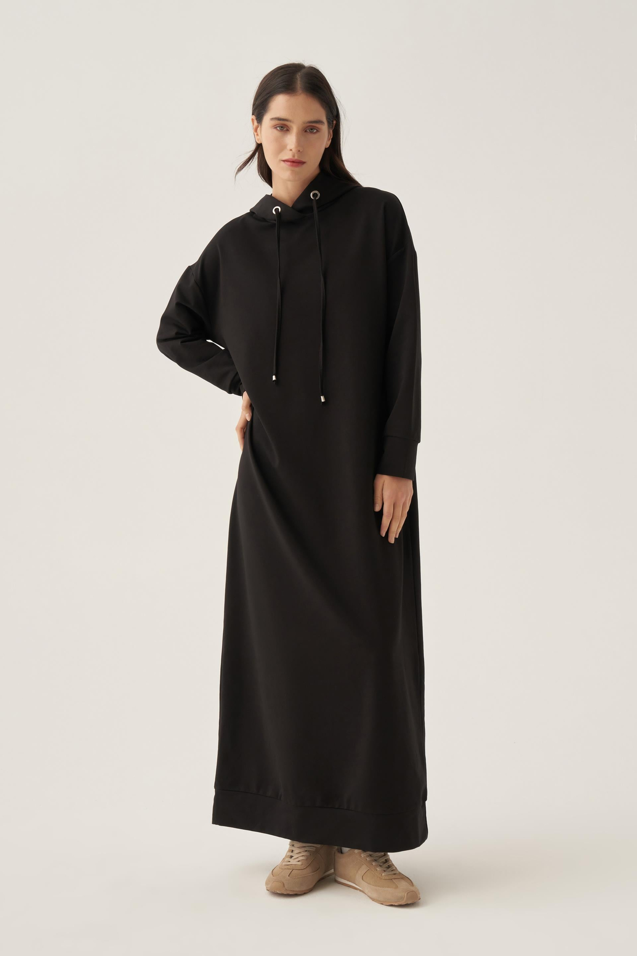 Schwarzes Strickkleid mit Kapuze