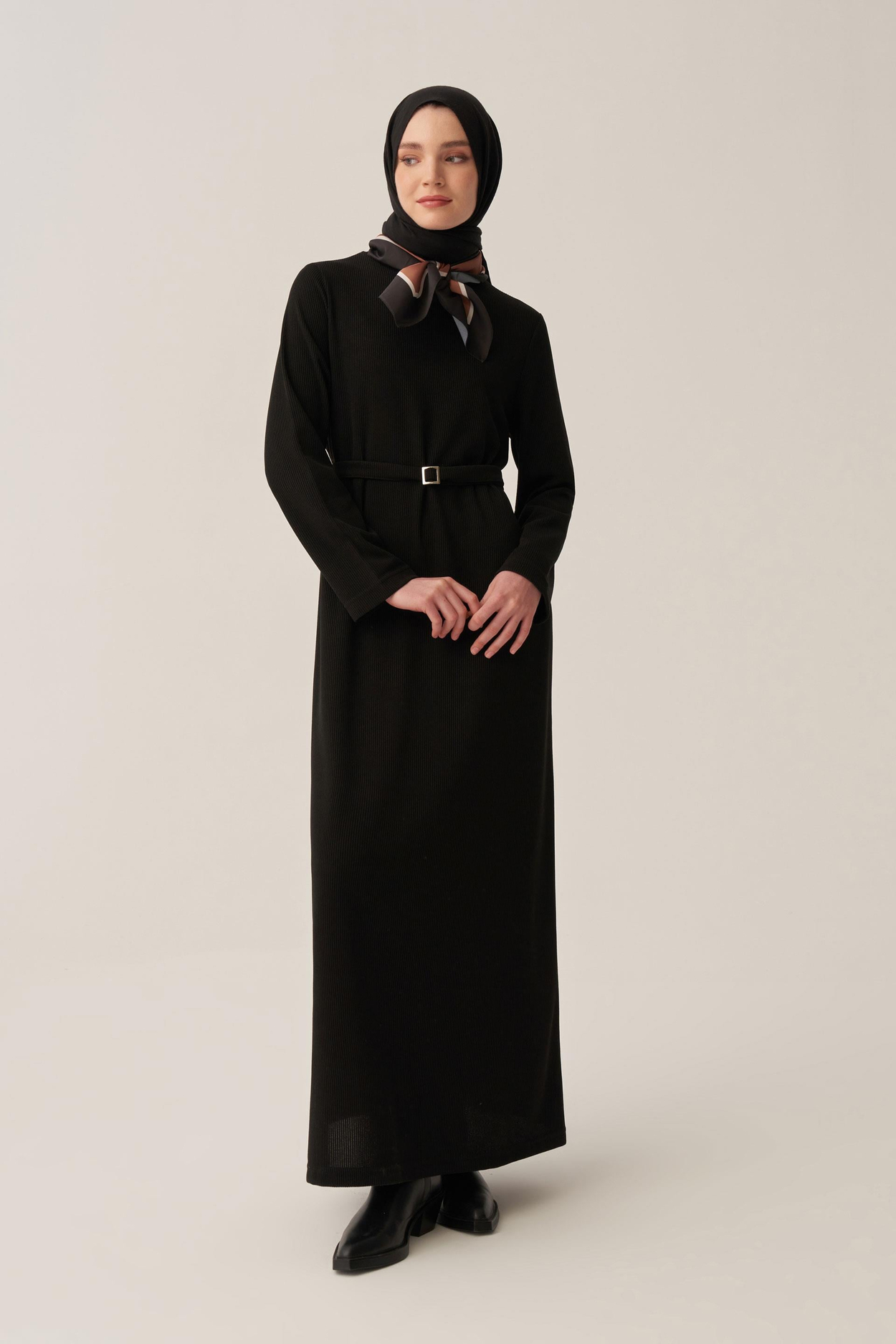 Schwarzes Kleid mit Gürtelschnalle