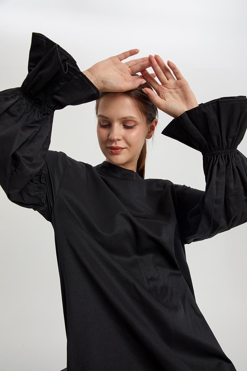Schwarz-detaillierte Tunika mit elastischen Ärmeln und Rüschen