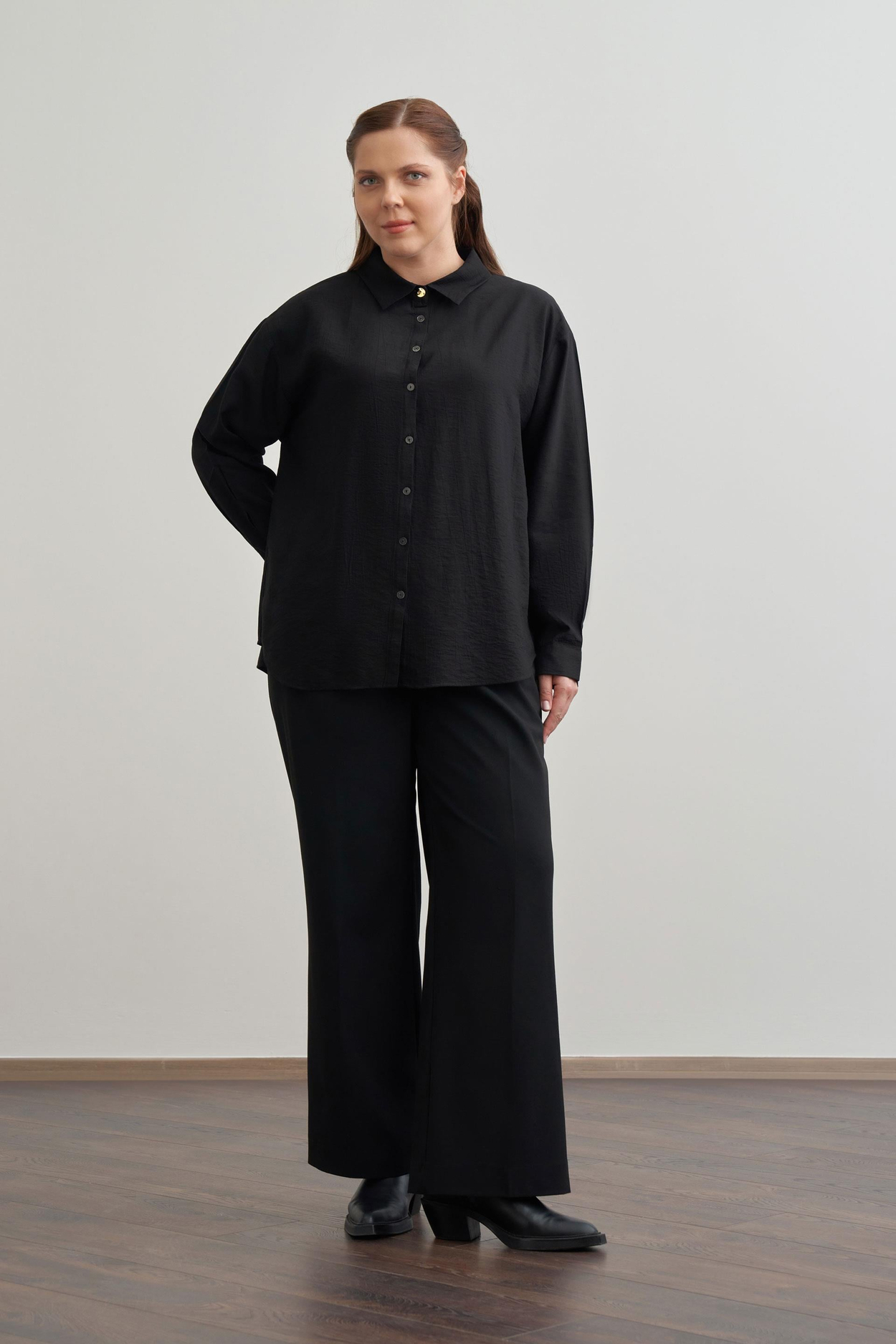 CHEMISE BOUTONNÉE ÉLÉGANTE AVEC DÉTAIL DE MANCHETTES DE COIN Noir