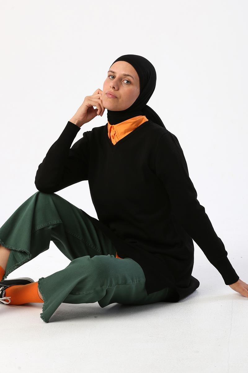 Tunique en tricot noire à col en V