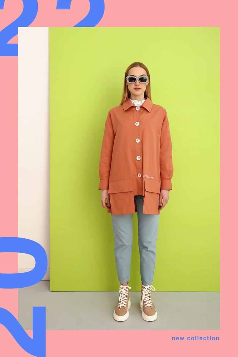 Veste à poches asymétriques et détails saumon