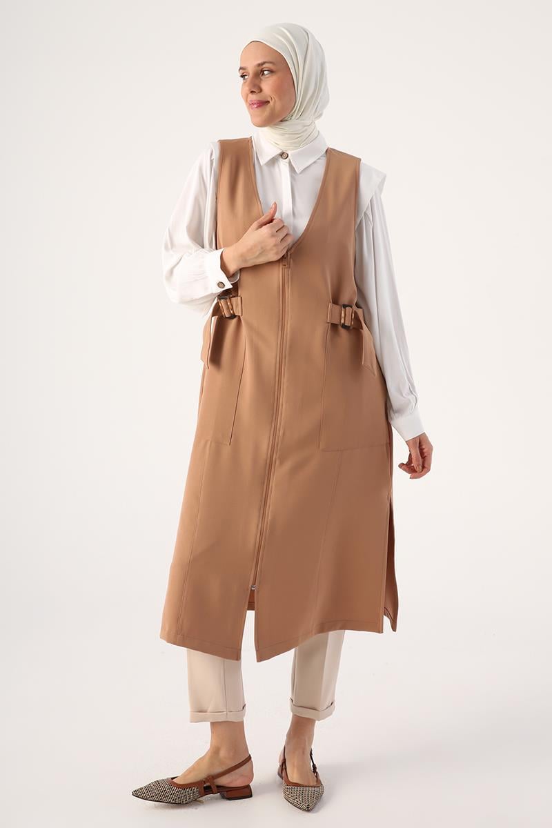 Gilet zippé à col en V avec boucle côté terre