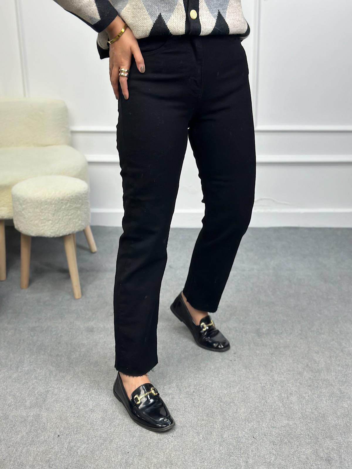 Paçası Kesik Orjinal Fit Mom Jean SİYAH