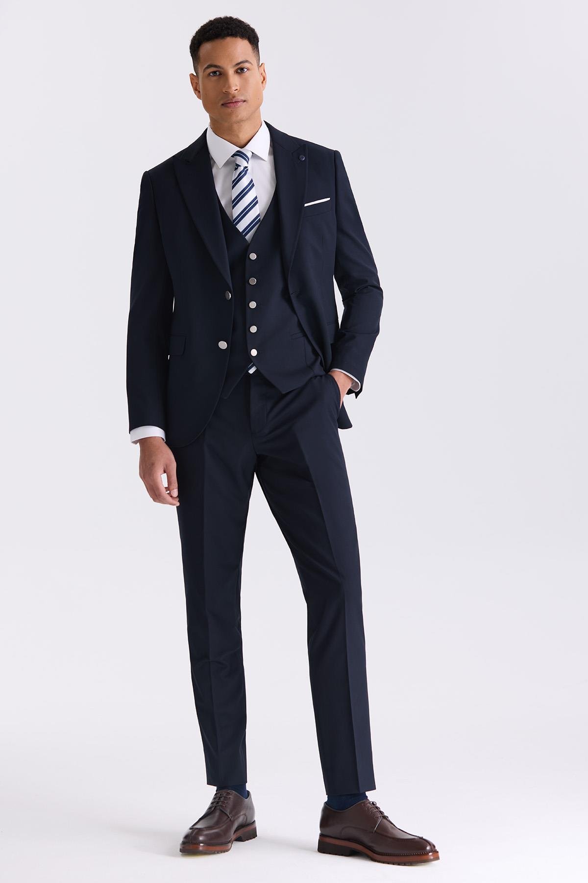 Dar Kalıp - Slim Fit Serili Takım Elbise-Jakamen  Sivri Yaka  Serili• Takım ElbiseJakamen