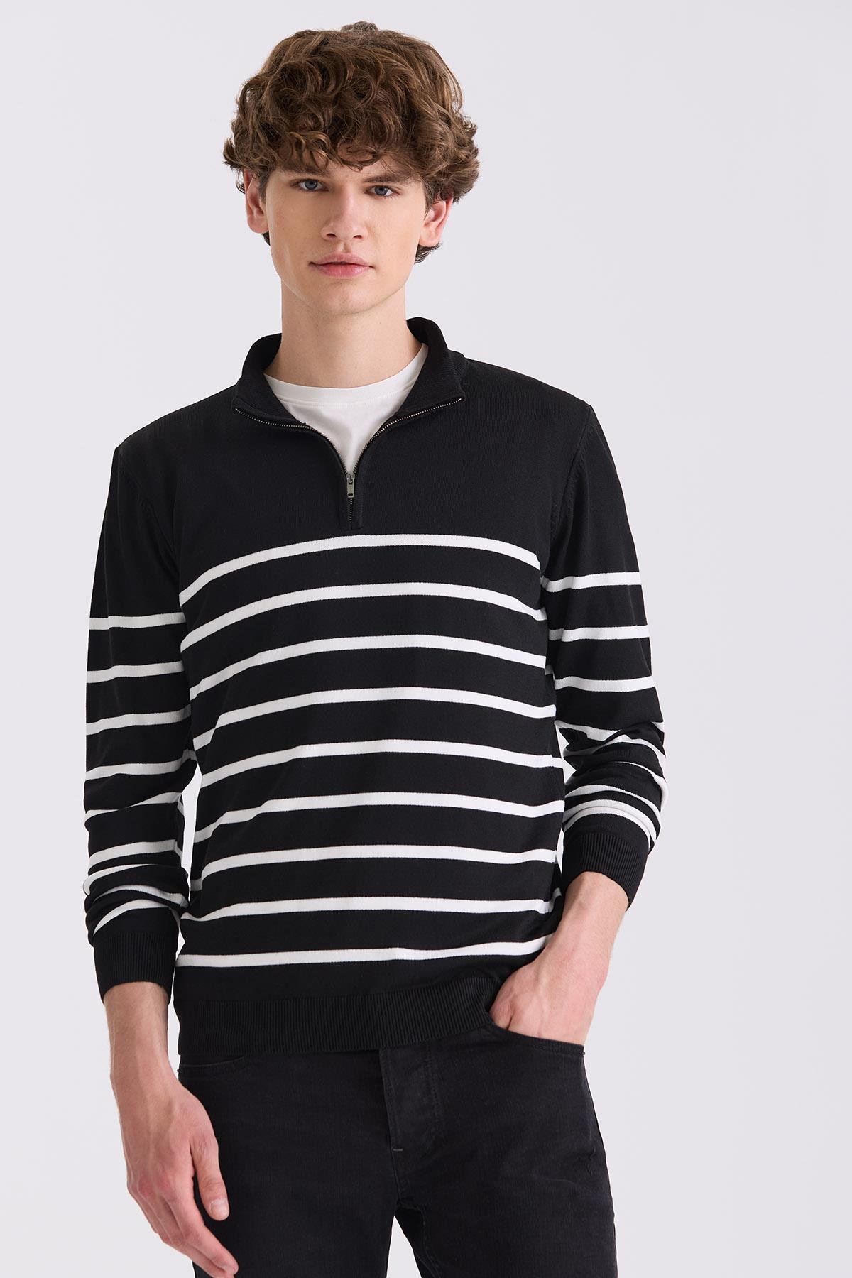 Siyah Slim Fit Yarım Balıkçı Triko Kazak