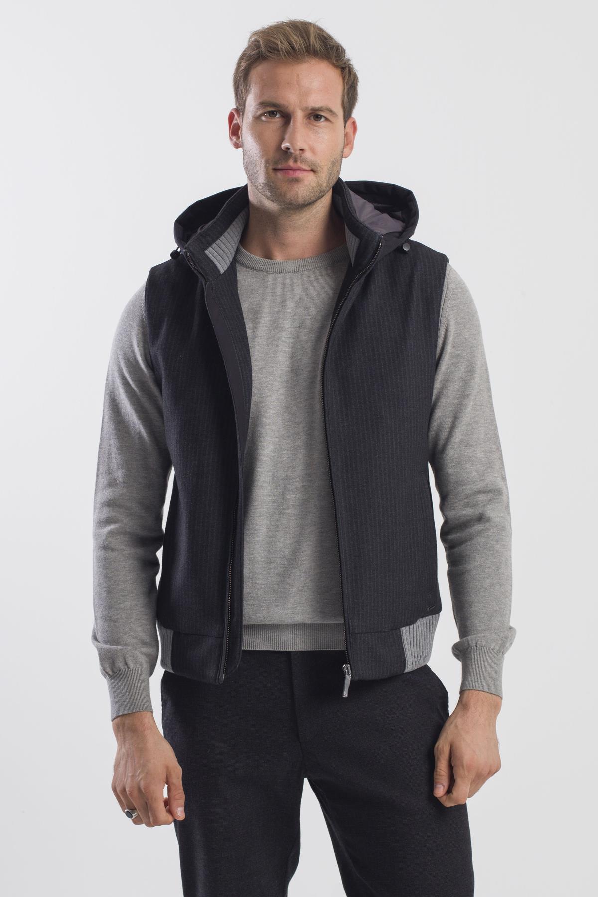 Siyah Comfort Fit Desenli Çıkarılabilir Kapüşonlu Yelek