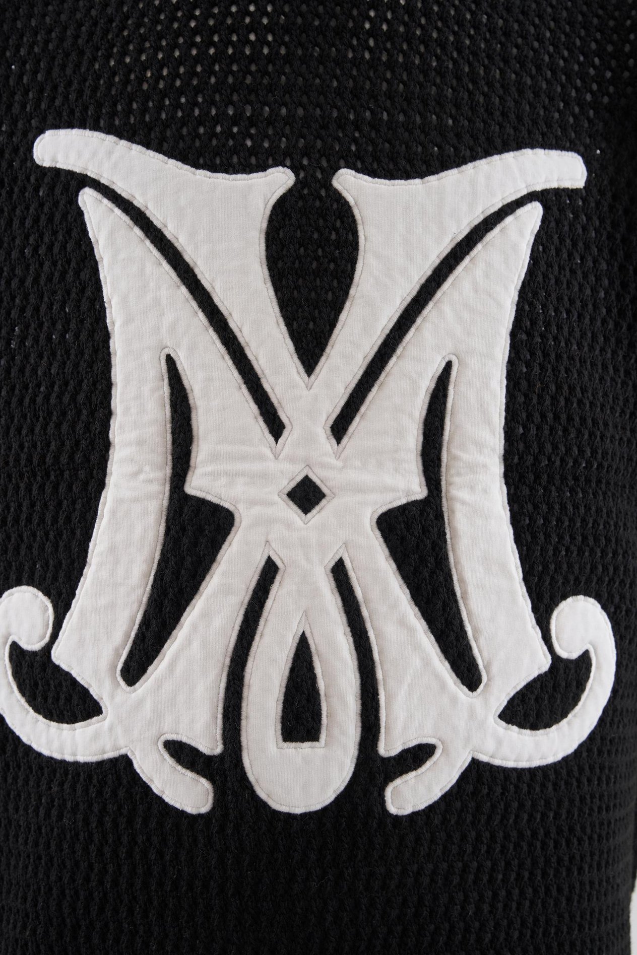 MCHNST KNIT M LETTER APPLIQUE TEE BLACK