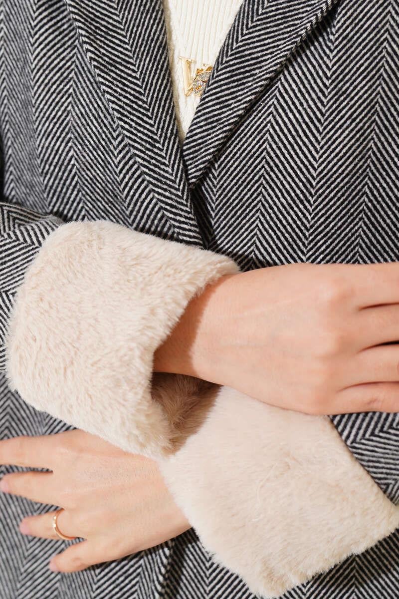 Kolu Peluş Zigzag Desen Kaşe Kaban Siyah
