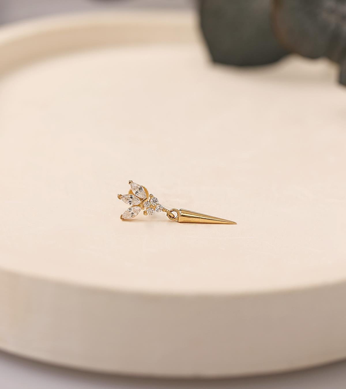 Koni Sallantılı Lotus Piercing (Tragus)