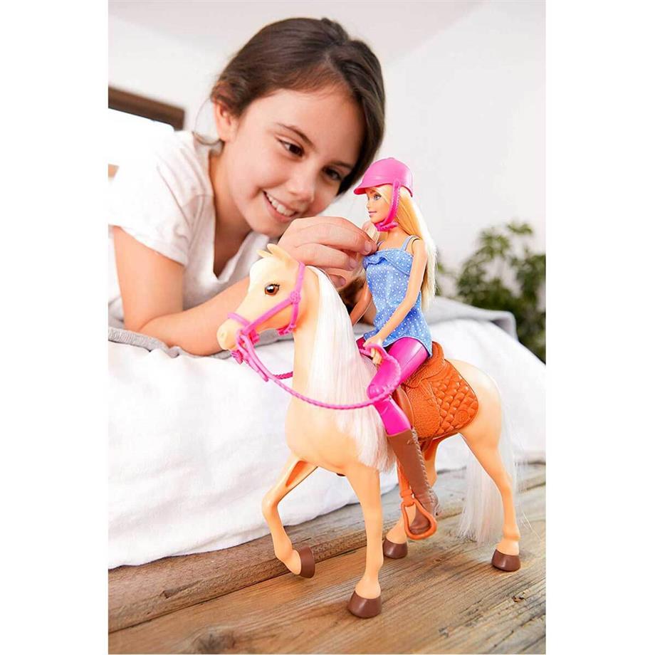 Barbie ve Güzel Atı Oyun Seti Sarışın Bebekli FXH