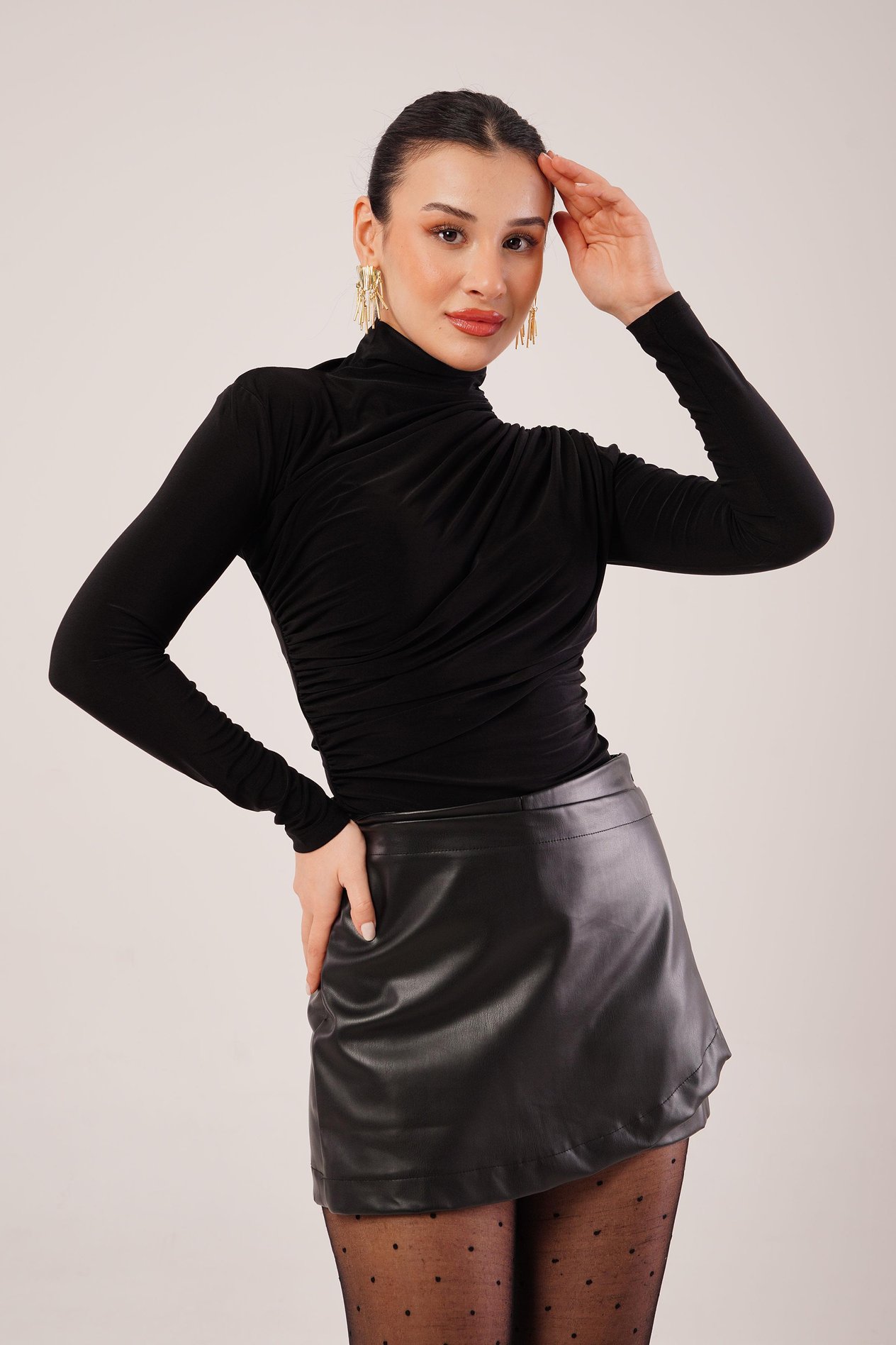 Drape Detay Dik Yaka Siyah Bluz