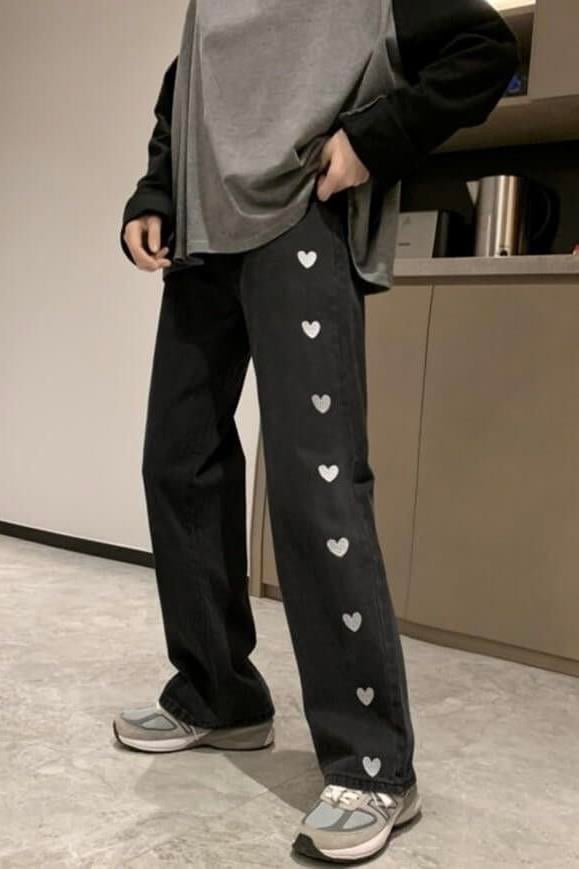 Füme Yıkamalı Kalp Nakışlı Jeans