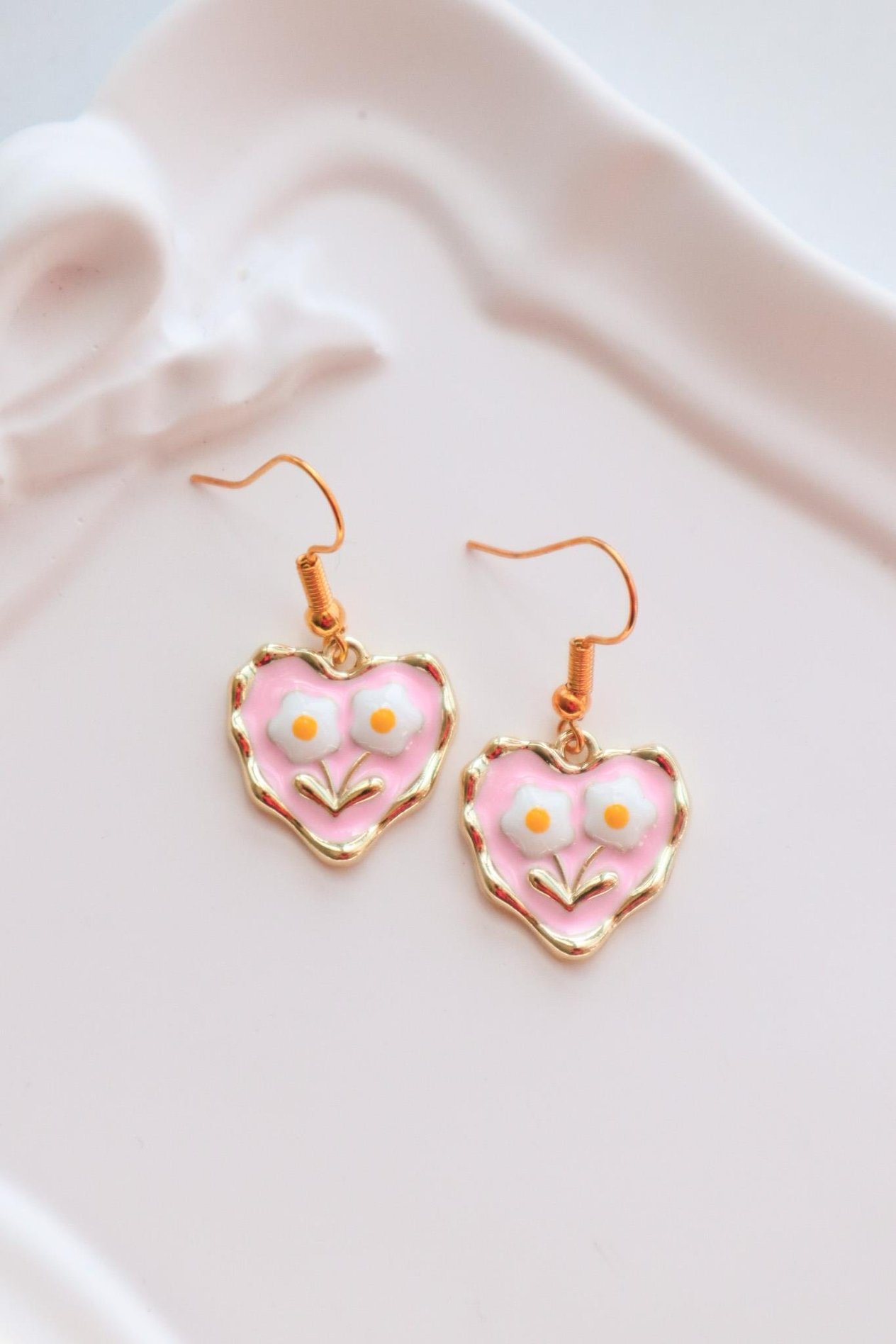 Gold Pembe Kalp Çiçek Desen İthal Küpe 