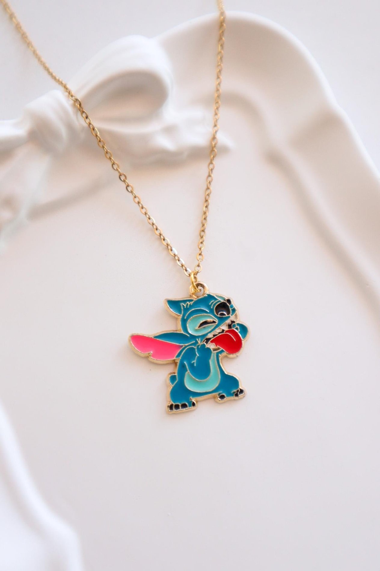 Gold Renk Zincirli Dil Çıkarmış Stitch İthal Kolye 