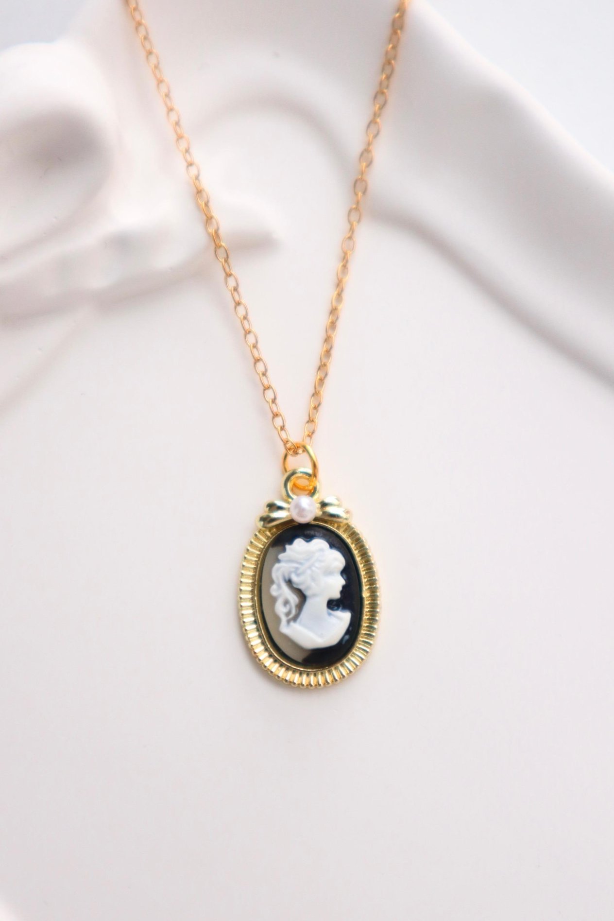 Gold Renk Zincirli Lady Cameo İthal Kolye
