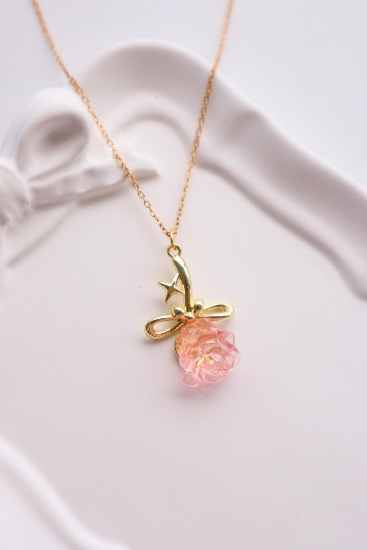 Gold Renk Zincirli Pembe 3D Gül Boyutlu İthal Kolye 