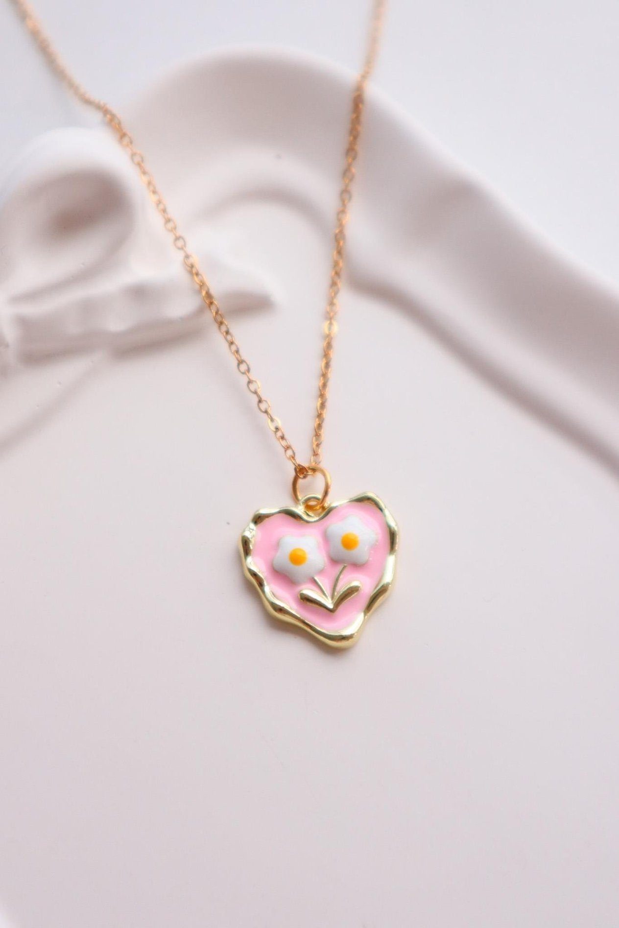 Gold Renk Zincirli Pembe Kalp Çiçek Desen İthal Kolye 