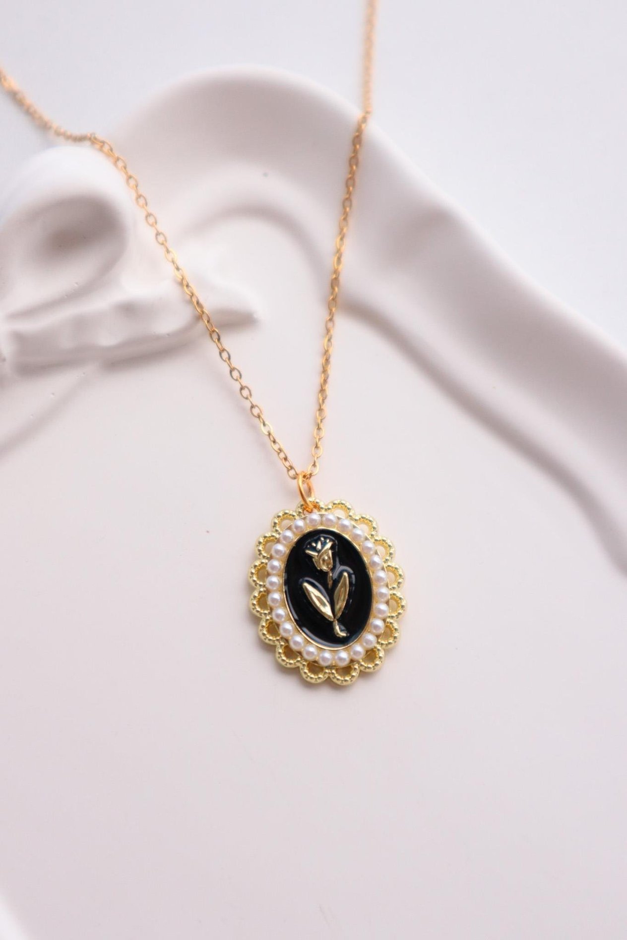 Gold Renk Zincirli Siyah İncili Lale İthal  Kolye 