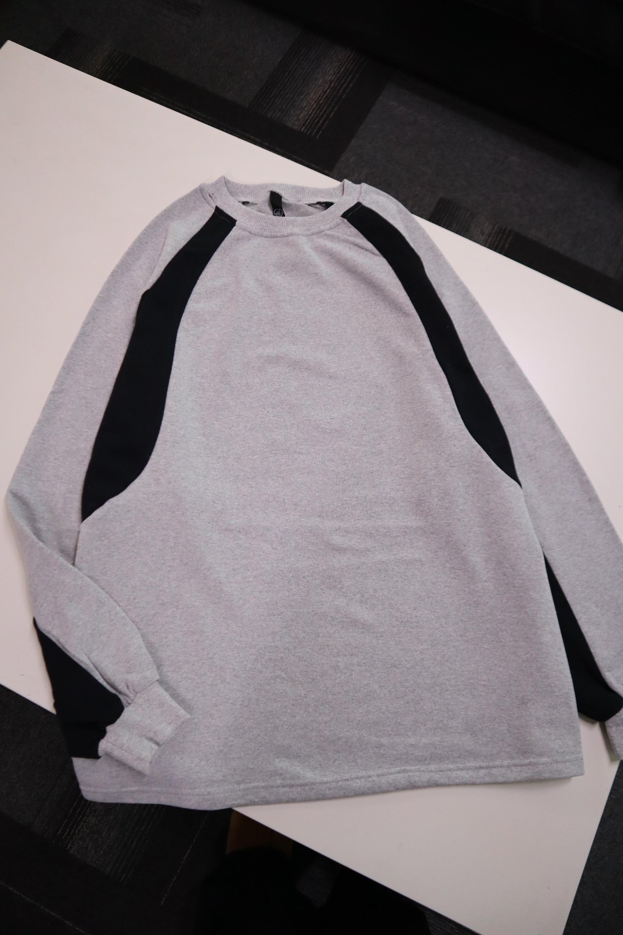 Gri Kol Detay Şardonlu Sweatshirt