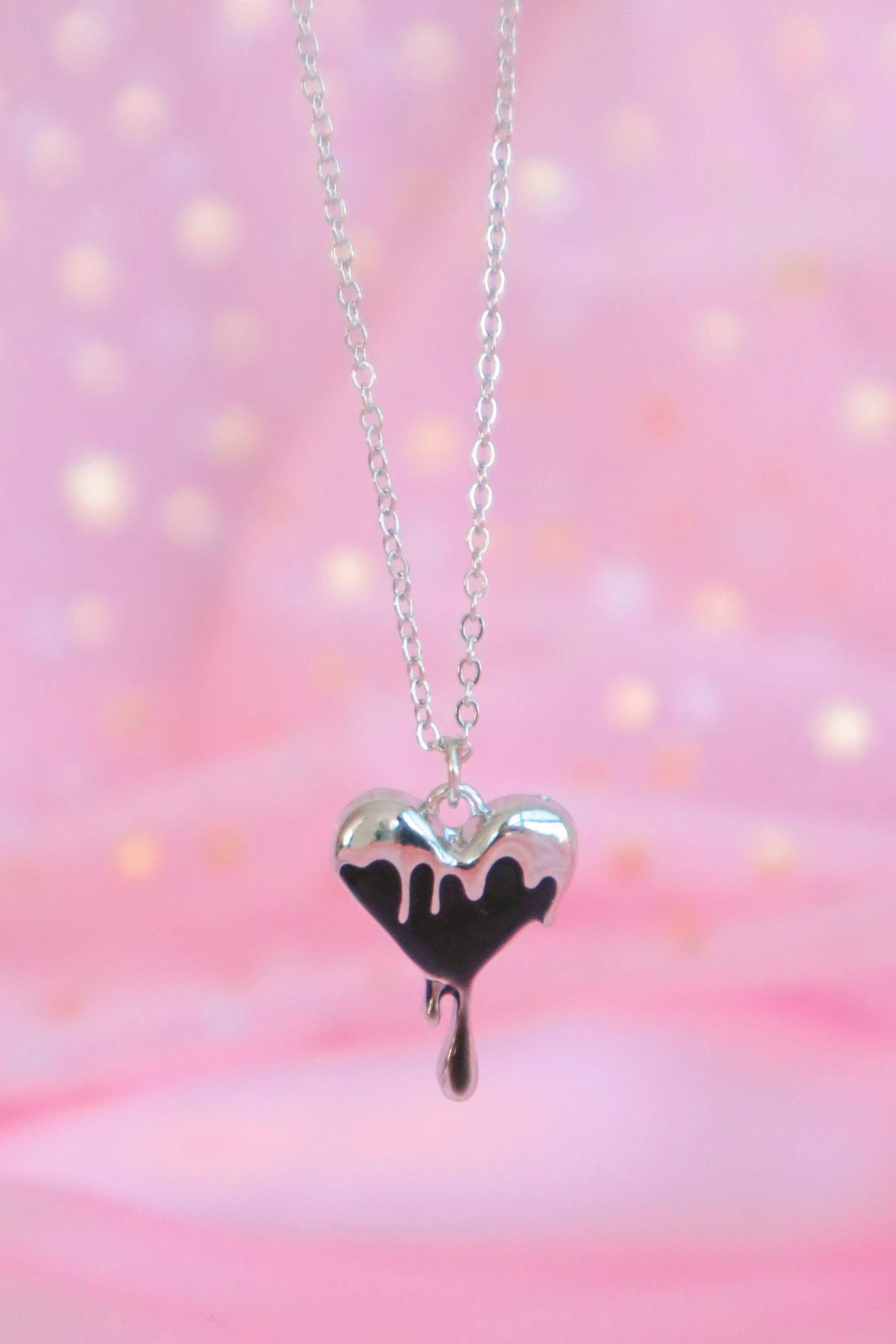 Gümüş  Renk Zincirli Black Crystal Heart Melting İthal Kolye