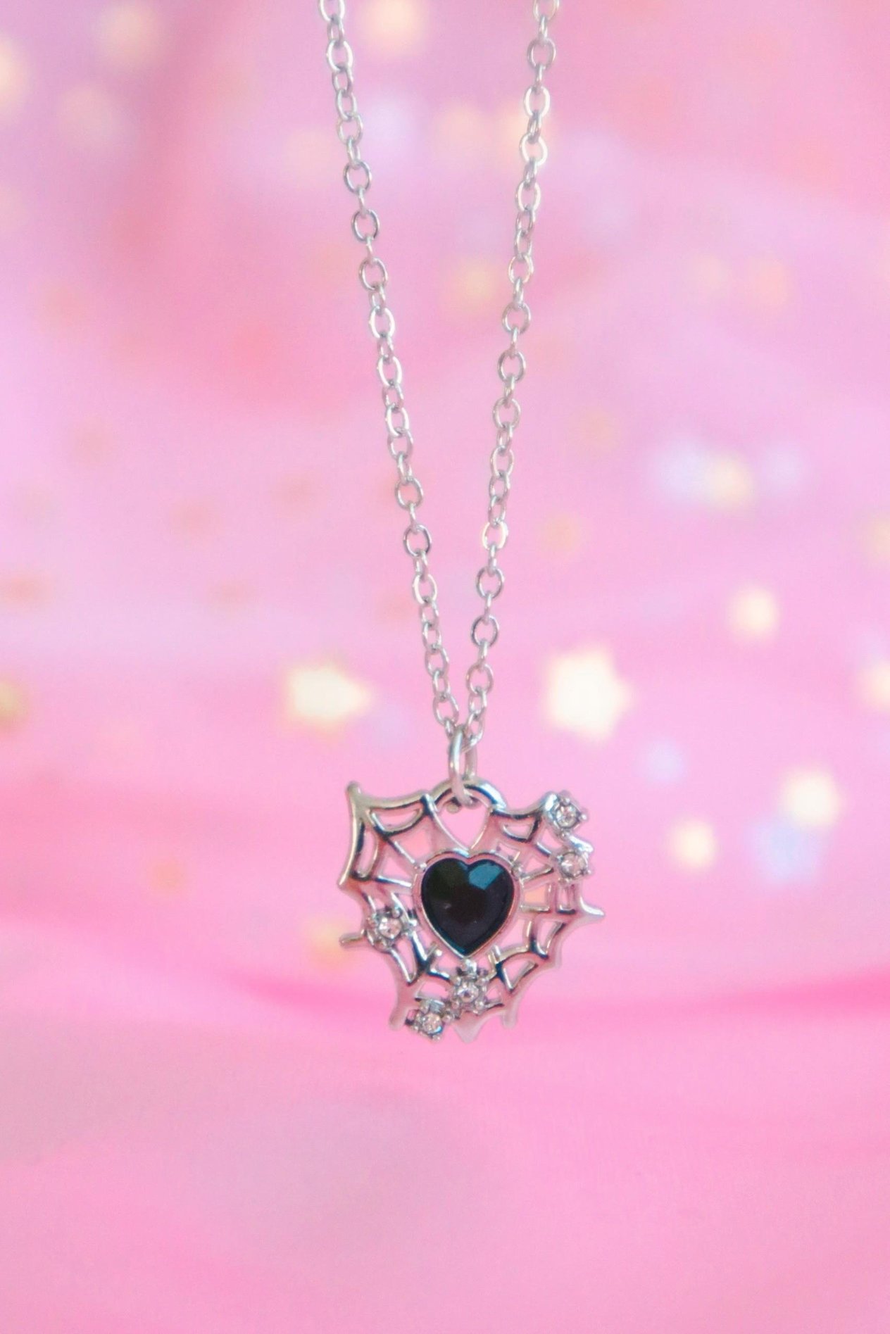 Gümüş Renk Zincirli Black Stone Heart Spider İthal Kolye (2)