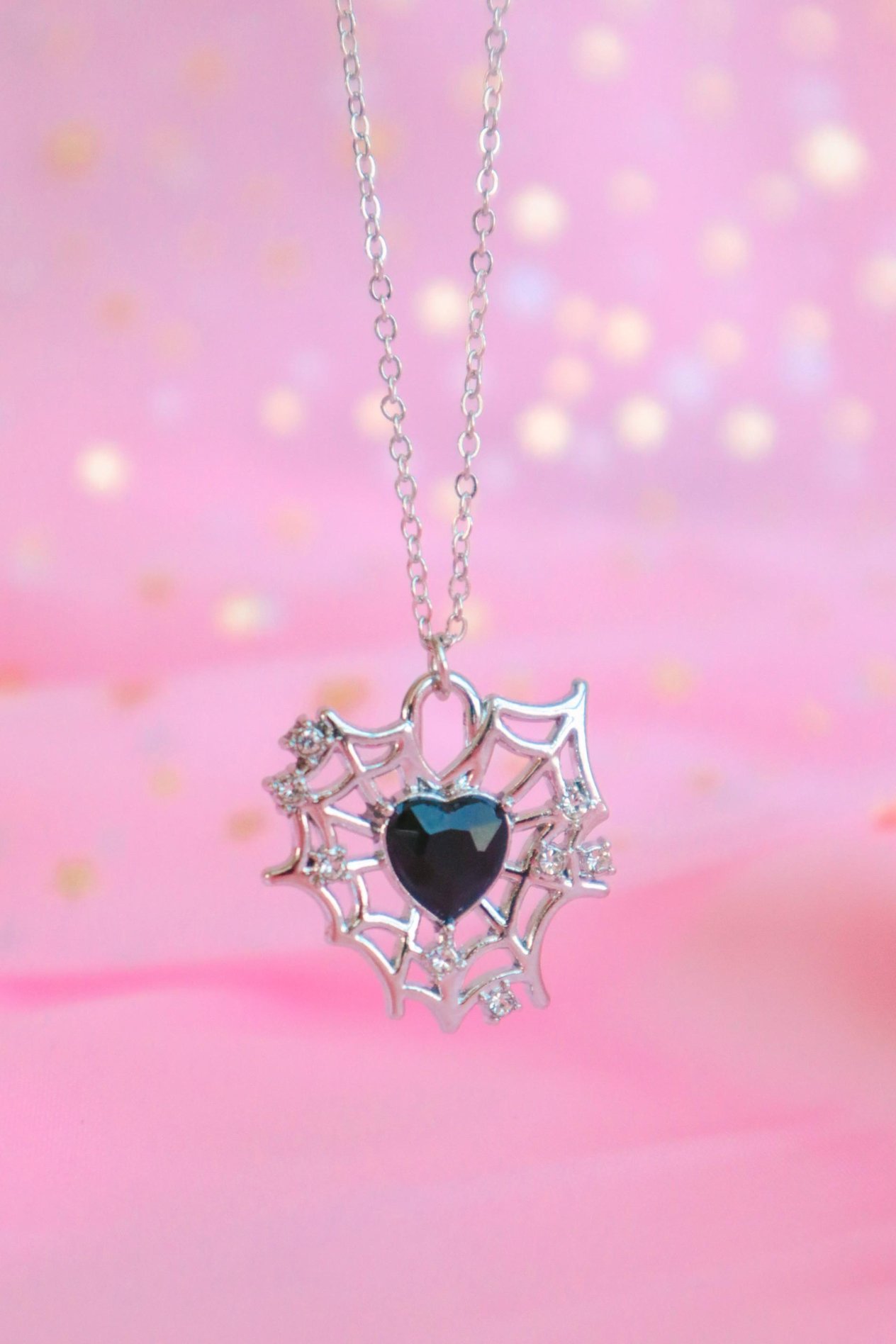 Gümüş Renk Zincirli Black Stone Heart Spider İthal Kolye (1)