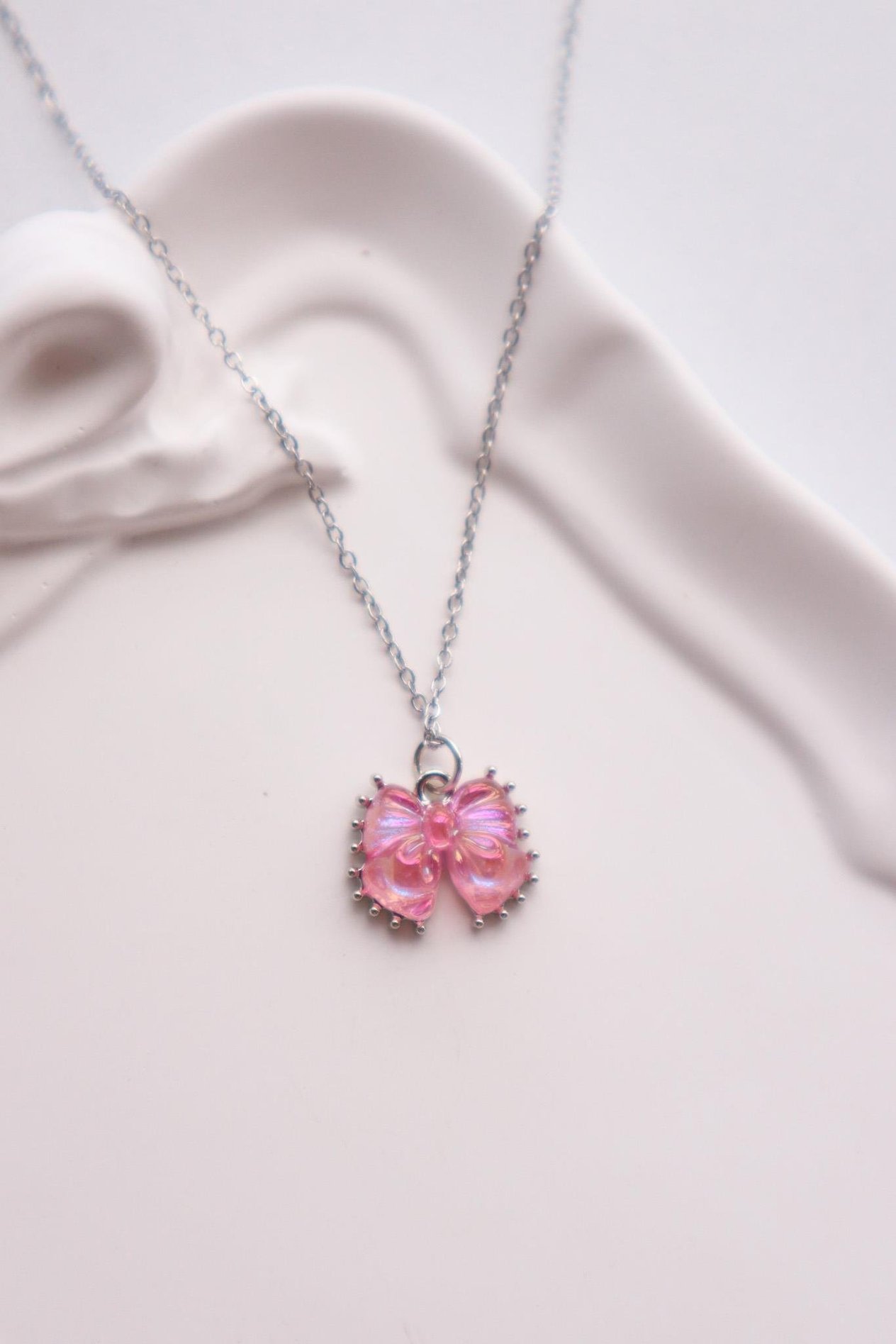 Gümüş Renk Zincirli Koyu Pembe Hologramlı Fiyonk İthal  Kolye