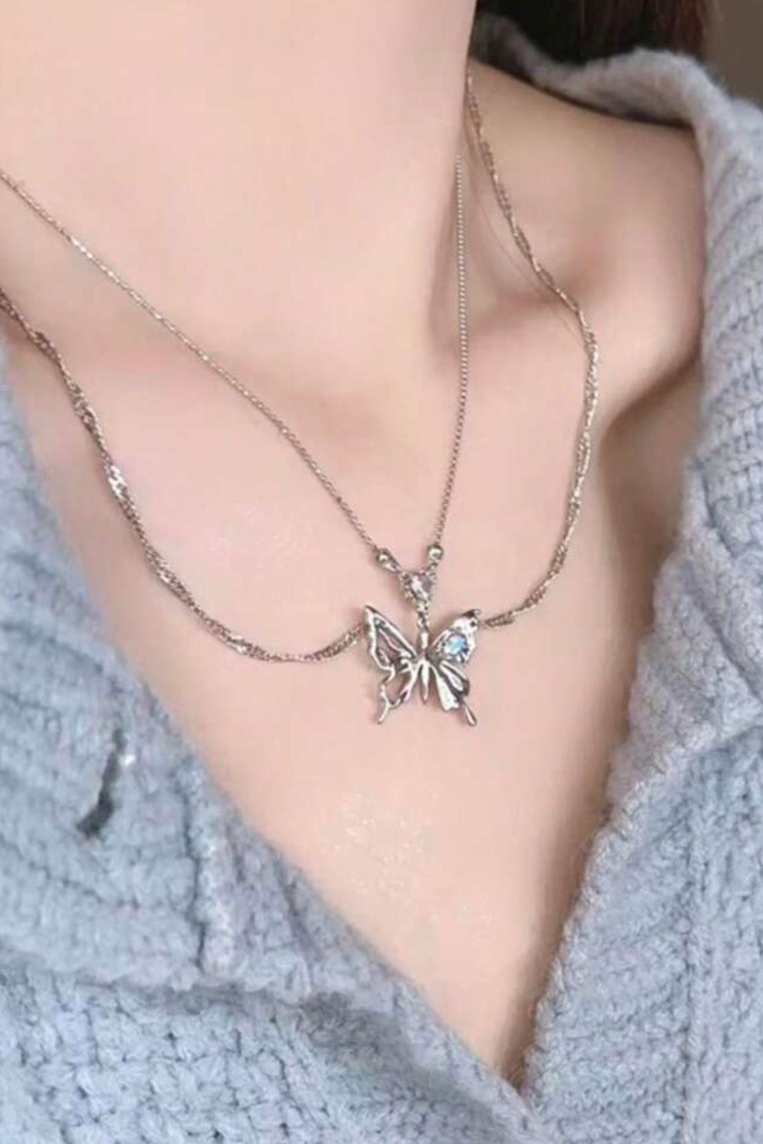 Kristal Kelebek Kabartmalı Zincir Kolye