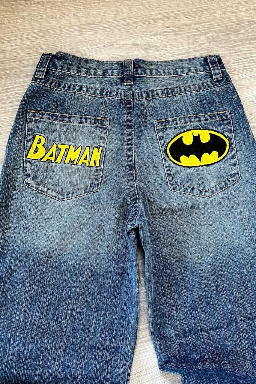 Mavi Yıkamalı Batman Nakışlı Jeans 
