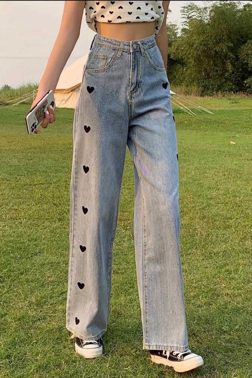 Mavi Yıkamalı Kalp Nakışlı Jeans