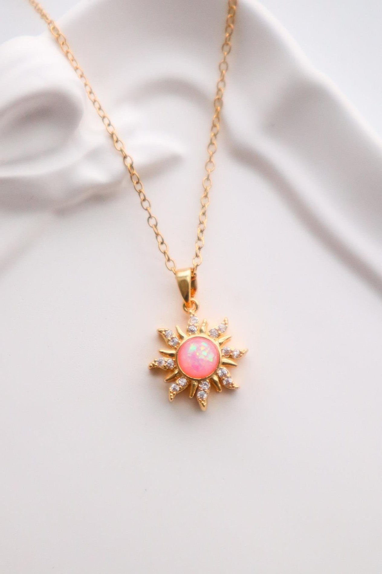 Paslanmaz Çelik Gold Renk Pembe Mineli Zirlon Taşlı Güneş Kolye