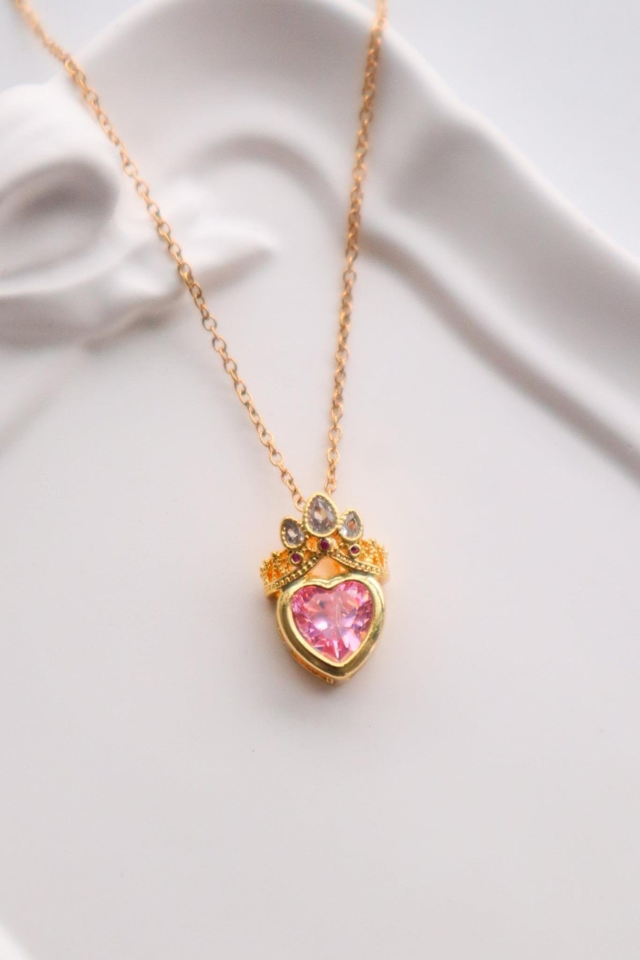 Paslanmaz Çelik Gold Renk Queen Heart Kolye 