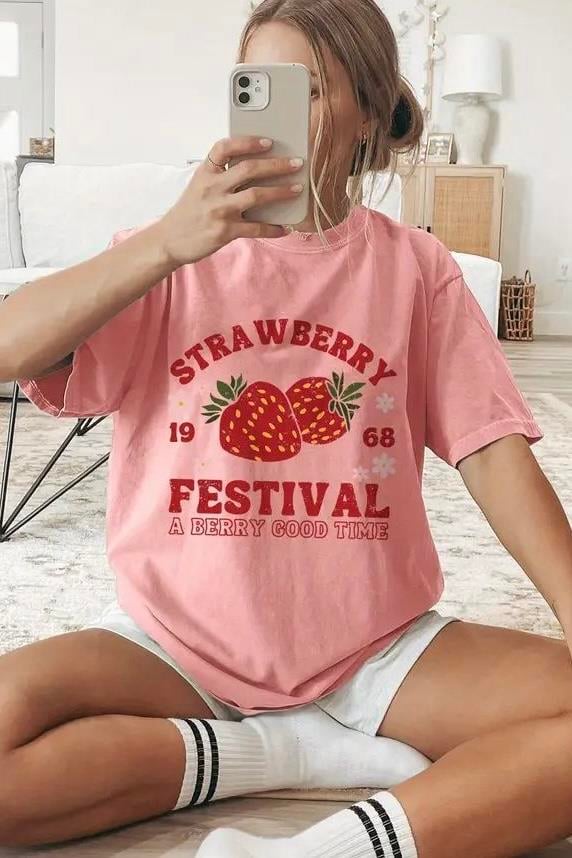 Pembe Unisex  Strawberry Festival 1968 T-Shirt
