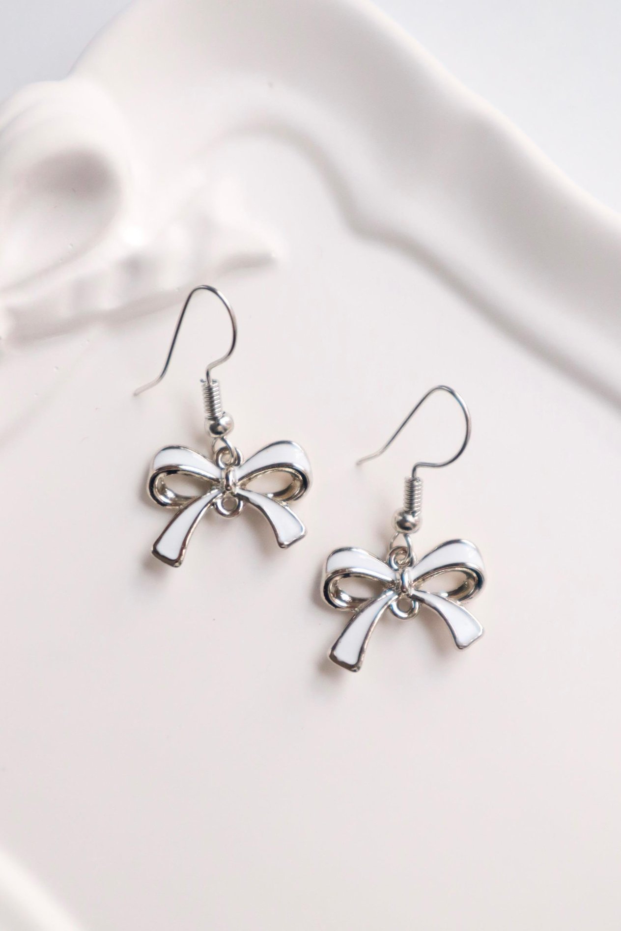 White Twin Bow Tie Fiyonk İthal Küpe